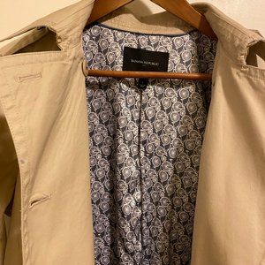 Banana Republic women's trench coat. Size:  Large    Color:  Tan